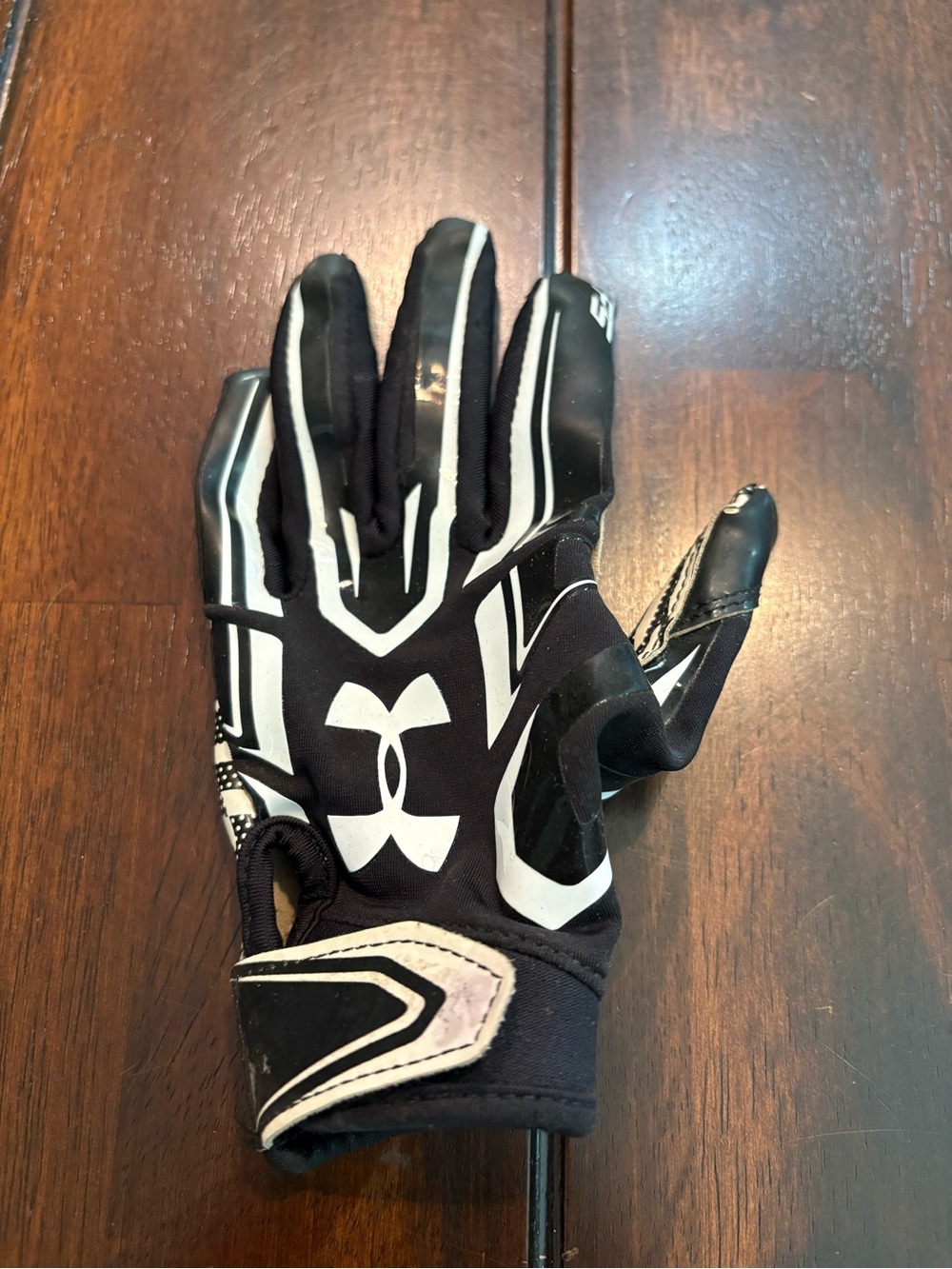 Under Armour Black and White Athletic Left Hand Glove (Football), Youth Small